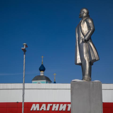 Арский же памятник заставляет вспомнить еще один афоризм Ленина: «Жить в обществе и быть свободным от общества нельзя». После чего футбольный болельщик задумается еще и о проблемах ФК «Краснодар».
